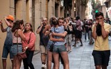 Đâm xe khủng bố kinh hoàng ở phố đi bộ Barcelona, ít nhất 93 người thương vong